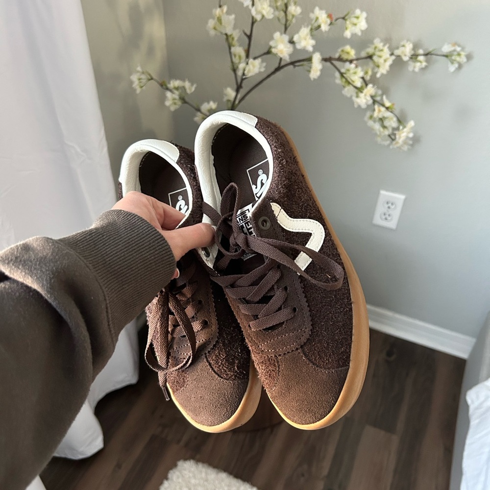 Brown Suede bans with White Accents gumsole